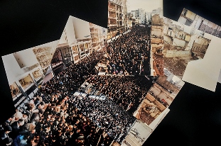 Una manifestación en la calle Pasteur al año siguiente del atentado, el 18 de julio de 1995. Los actos se siguen realizando todos los años, con la misma búsqueda de Justicia. El lema: “Justicia perseguirás”.
