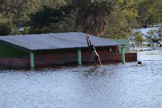 En julio, Infojus Noticias recorrió las zonas afectadas por las inundaciones en el Litoral y noreste del país. Formosa sufrió la combinación de lluvias inusuales y el desborde del río Paraguay. Cuando a mediados de junio la creciente llegó a Clorinda, seis mil personas tuvieron que dejar sus casas.